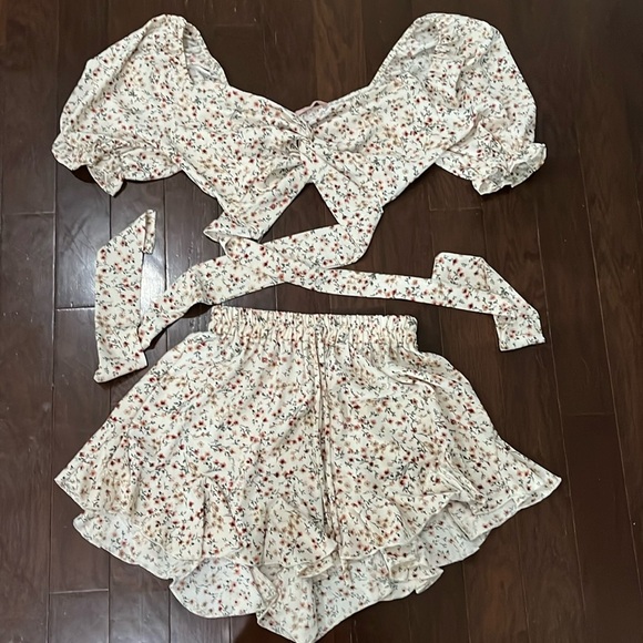 Amable two piece floral short set with crop top size small; worn once - Picture 1 of 1